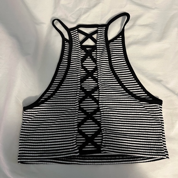 🖤cute crop top with cutout back!🖤 - Picture 2 of 3